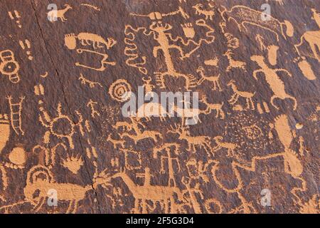 Pétroglyphes sur un mur de canyon Banque D'Images