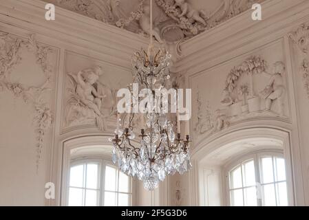 Intérieur décoratif plâtre-travail avec lustre au Palais Rundale, Lettonie Banque D'Images