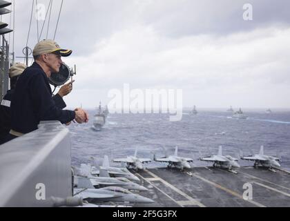 ADM. Arrière Bill Byrne, commandant du Carrier Strike Group 11, observe des navires de la marine indienne, de la Japan Maritime Self-Defense Force (JMSDF) et de la marine américaine naviguent en formation dans la baie du Bengale. Banque D'Images