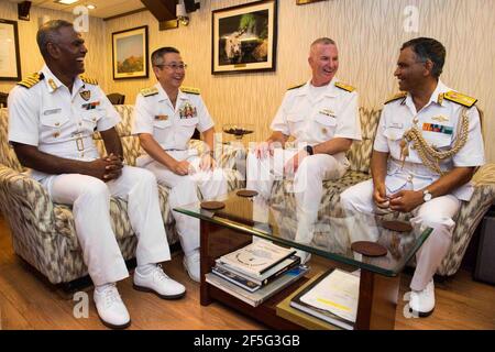 ADM. Arrière Brian Hurley, au centre-droit, commandant adjoint, 7e flotte des États-Unis, rencontre des chefs de marine étrangers à bord de la frégate furtive de classe Shivalik DE la Marine indienne INS Satpura (F48) pendant Malabar 2016. Banque D'Images