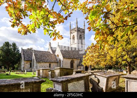L'automne dans les Cotswolds - l'église paroissiale à Upton St Leonards, Gloucestershire UK Banque D'Images