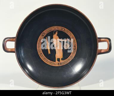 Grenier Rouge-Figure Kylix Type B. attribué à l'Euaichme Peintre (grec (Attique), actif vers 475 - 450 av. J.-C.) Banque D'Images