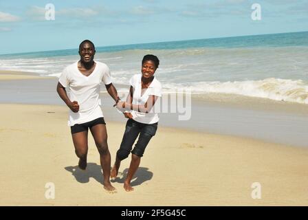 Jeunes amateurs jouant à Lagos Beach, Nigeria. Banque D'Images