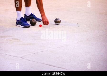 Jeu de pétanque, l'homme mesure la distance entre les balles. Banque D'Images