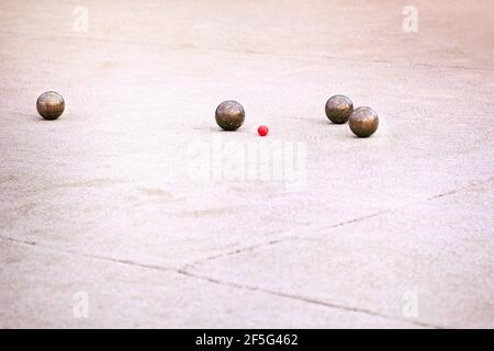 Pétanque, boules de pétanque métalliques et petit jack rouge. Banque D'Images