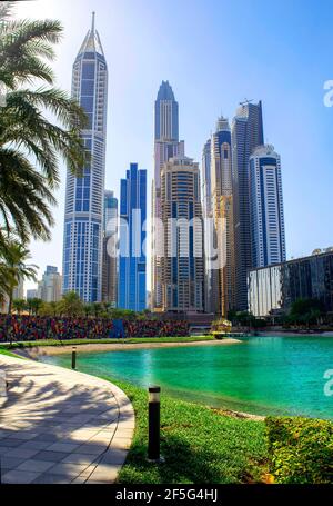 Dubaï - eau - 18 décembre 2020 : Dubaï - Al Sufouh deuxième. Quartier populaire de Media City avec un grand parc vert et vue sur la tour de la princesse. Banque D'Images