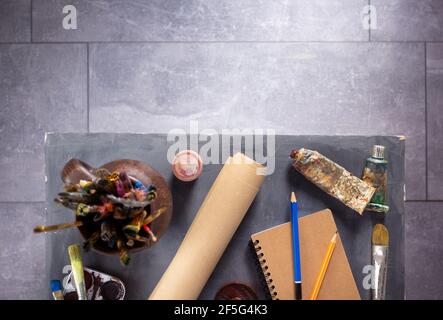 Pinceau et tubes avec outils de peintre à la texture d'arrière-plan de table abstraite. Concept de peintre artistique et pinceau Banque D'Images