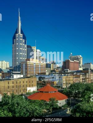 2003 CENTRE-VILLE HISTORIQUE SKYLINE RIVERFRONT PARK NASHVILLE TENNESSEE ETATS-UNIS Banque D'Images