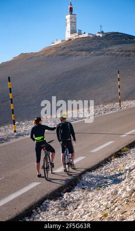 Les cyclistes se mettent à pause pour se reposer avant de continuer vers le sommet du Mont Ventoux, du côté sud de Béthin. Vaucluse, Provence, France Banque D'Images