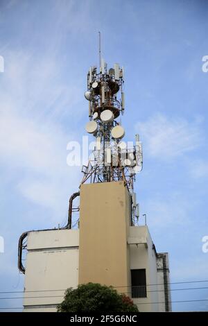 salvador, bahia, brésil - le 17 février 2021 : des antennes pour téléphones cellulaires sont visibles sur une tour de la ville de Salvador. Banque D'Images