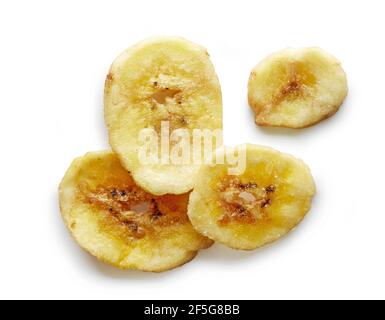 croustilles de banane séchées isolées sur fond blanc, vue du dessus Banque D'Images