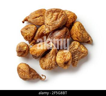 tas de figues séchées isolées sur fond blanc, vue de dessus Banque D'Images