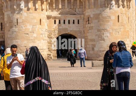 Alexandrie - Égypte - 08 octobre 2020 : entrée ancienne et magnifique de la forteresse, Citadelle de Qaitrava avec beaucoup de gens. L'endroit historique bondé avec des musées et Banque D'Images