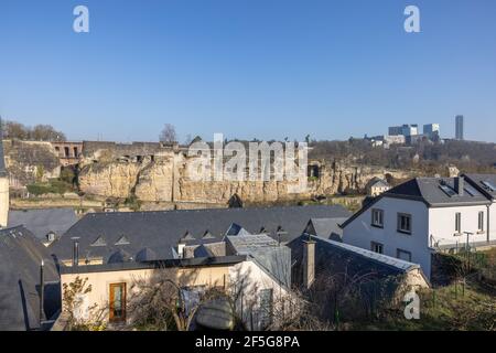 Vue sur la vallée de la rivière Alzette jusqu'à la Vieille ville de Luxembourg Banque D'Images