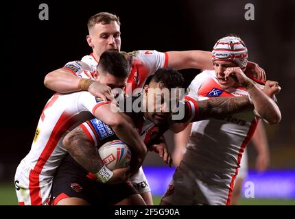 Krisnan Inu (au centre) de Salford Red Devils est attaqué par James Bentley Matty Lees de St Helens et Theo Fages pendant la Super League de Betfred au stade Emerald Headingley, à Leeds. Date de la photo : vendredi 26 mars 2021. Banque D'Images