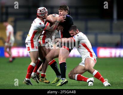 Salford Red Devilss' Jack Wells (au centre), à l'occasion de la Super League de Betfred au stade Emerald Headingley, à Leeds, à proximité de St Helenss' Theo Fages, de St Helens James Bentley et de St Helens's Kyle Amor. Date de la photo : vendredi 26 mars 2021. Banque D'Images