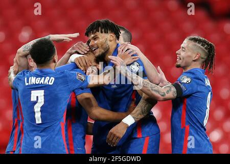 Londres, Royaume-Uni. 25 mars 2021. Ollie Watkins d'Angleterre (c) célèbre avec ses coéquipiers après avoir mis ses équipes au 5e but. Qualification de la coupe du monde de la FIFA, groupe I match, Angleterre contre Saint-Marin au stade Wembley à Londres le jeudi 25 mars 2021. Cette image ne peut être utilisée qu'à des fins éditoriales. Utilisation éditoriale uniquement, licence requise pour une utilisation commerciale. Aucune utilisation dans les Paris, les jeux ou les publications d'un seul club/ligue/joueur. photo par Andrew Orchard/Andrew Orchard sports Photography/Alamy Live News crédit: Andrew Orchard sports Photography/Alamy Live News Banque D'Images