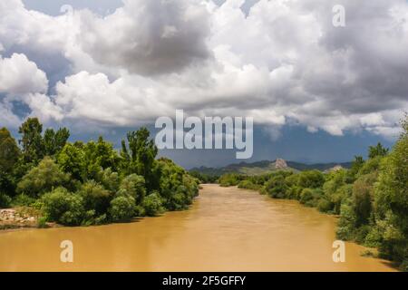 Rivière Eurymedon, Köprüçay moderne avec ciel nuageux, près d'Aspendos, à Pamphylia, dans le sud de l'Anatolie, à Antalya en Turquie. Banque D'Images