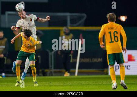 LOUVAIN, BELGIQUE - MARS 24: Toby Alderweireld de Belgique et Neco Williams du pays de Galles pendant le match de qualification de coupe du monde entre la Belgique et le pays de Galles à Banque D'Images