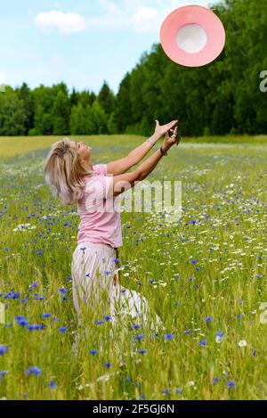 Belle femme d'âge moyen profitant des activités de plein air en été, en marchant dans la prairie. Bonne, joyeuse, femme de 55 ans à la tête d'une saine Banque D'Images