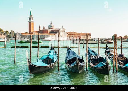 Centre historique de Venise sur fond de gondoles attendant les touristes. Vue sur la mer de la Piazza San Marco à Venise, avec le clocher de Saint Ma Banque D'Images