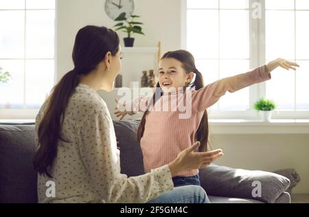 Joyeuse fille excitée prêt à embrasser le style de vie de la famille de mère aimante portrait Banque D'Images