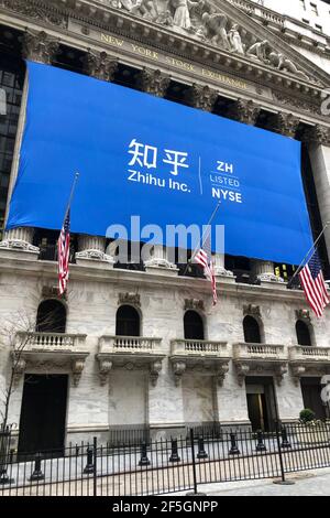 New York, États-Unis. 26 mars 2021. Une bannière affichant Zhihu Inc. Et son symbole de ticker est suspendue à l'avant de la Bourse de New York dans le quartier financier de Manhattan le 26 mars 2021. Les actions de la société chinoise de contenu en ligne ont commencé à négocier sur le NYSE sous le symbole du ticker ZH.(photo de Samuel Rigelhaupt/Sipa USA) crédit: SIPA USA/Alay Live News Banque D'Images