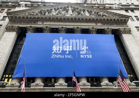 New York, États-Unis. 26 mars 2021. Une bannière affichant Zhihu Inc. Et son symbole de ticker est suspendue à l'avant de la Bourse de New York dans le quartier financier de Manhattan le 26 mars 2021. Les actions de la société chinoise de contenu en ligne ont commencé à négocier sur le NYSE sous le symbole du ticker ZH.(photo de Samuel Rigelhaupt/Sipa USA) crédit: SIPA USA/Alay Live News Banque D'Images