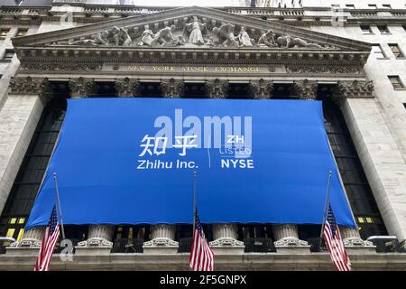 New York, États-Unis. 26 mars 2021. Une bannière affichant Zhihu Inc. Et son symbole de ticker est suspendue à l'avant de la Bourse de New York dans le quartier financier de Manhattan le 26 mars 2021. Les actions de la société chinoise de contenu en ligne ont commencé à négocier sur le NYSE sous le symbole du ticker ZH.(photo de Samuel Rigelhaupt/Sipa USA) crédit: SIPA USA/Alay Live News Banque D'Images