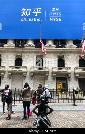New York, États-Unis. 26 mars 2021. Une bannière affichant Zhihu Inc. Et son symbole de ticker est suspendue à l'avant de la Bourse de New York dans le quartier financier de Manhattan le 26 mars 2021. Les actions de la société chinoise de contenu en ligne ont commencé à négocier sur le NYSE sous le symbole du ticker ZH.(photo de Samuel Rigelhaupt/Sipa USA) crédit: SIPA USA/Alay Live News Banque D'Images