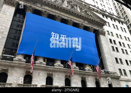 New York, États-Unis. 26 mars 2021. Une bannière affichant Zhihu Inc. Et son symbole de ticker est suspendue à l'avant de la Bourse de New York dans le quartier financier de Manhattan le 26 mars 2021. Les actions de la société chinoise de contenu en ligne ont commencé à négocier sur le NYSE sous le symbole du ticker ZH.(photo de Samuel Rigelhaupt/Sipa USA) crédit: SIPA USA/Alay Live News Banque D'Images