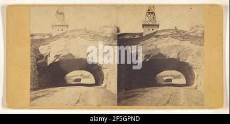 Tunnel dans la route de circulation en face du parc avec tour temporaire de Bell. George Stacy (américain, actif 1850 - 1860) Banque D'Images