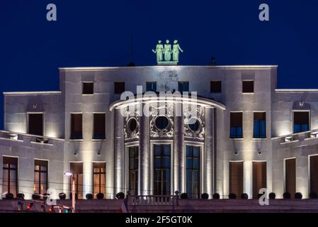 Belgrade, Serbie - 25 mars 2021 : Ambassade de France à Belgrade, Serbie de nuit Banque D'Images