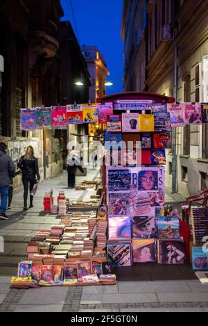 Belgrade, Serbie - 25 mars 2021 : la rue piétonne Knez Mihailova à Belgrade, en Serbie, où se trouvent des livres d'occasion et des disques LP Banque D'Images