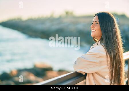 Jeune fille hispanique souriant heureux de s'appuyer sur la balustrade. Banque D'Images