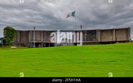 Fort Mitchel dans les îles Spike avec le drapeau de l'Irlande qui agite un jour nuageux. Cobh Banque D'Images