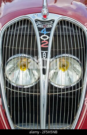 Voiture classique française, Peugeot Ledere 402 B, avec phares et logo. Banque D'Images