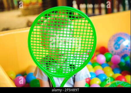 Garçons jouant sur l'aire de jeux, dans le labyrinthe des enfants avec des ballons. Balles multicolores. Banque D'Images