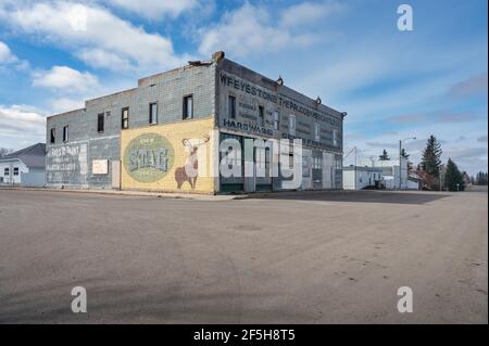 Botha, Alberta, Canada – 25 mars 2021 : vue extérieure de l'édifice abandonné Botha Mercantile Banque D'Images