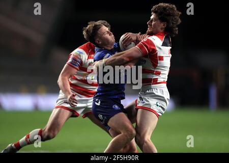 Wigan Warriorss' Jai Field affronté par Blake Wallace de Leigh Centurions lors de la Super League de Betfred au stade Emerald Headingley, à Leeds. Date de la photo : vendredi 26 mars 2021. Banque D'Images