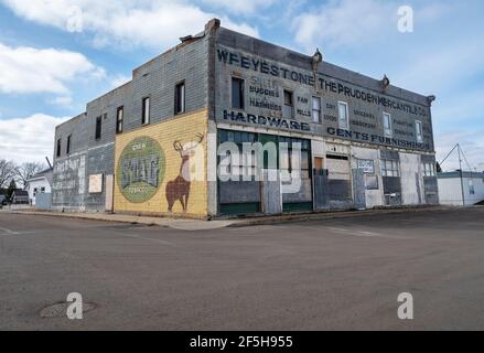 Botha, Alberta, Canada – 25 mars 2021 : vue extérieure de l'édifice abandonné Botha Mercantile Banque D'Images