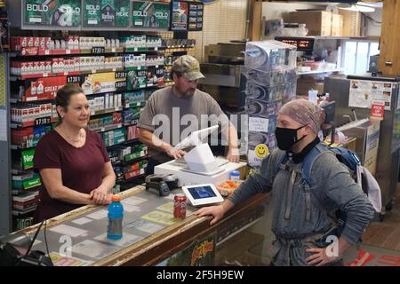 Batavia, Ohio, États-Unis. 26 mars 2021. DAVE WHITSON parle avec des employés de Boar's Head Bait et effectue à Batavia, OH, alors qu'il poursuit sa promenade d'un océan à l'autre vendredi après-midi 26 mars 2021.Whitson, un professeur de lycée de Portland, OU a été inspiré de marcher d'un océan à l'autre après avoir fait une marche de Cincinnati à Denver en 2019.en février 2020, Whitson a commencé à marcher à Cape Henloopen, DE et a suspendu sa marche à deux reprises en 2020 en raison de restrictions et de préoccupations au sujet de COVID-19.après avoir atteint Cincinnati le 27 mars, Whitson retournera à son école secondaire pour terminer l'année scolaire et pour passer en revue l'opti Banque D'Images