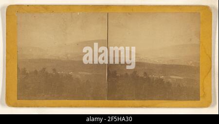 Vue panoramique sur North Adams depuis le sommet de Hoosac Mountain. Route du tunnel Hoosac. Hurd & Smith (américain, actif 1867 - 1900) Banque D'Images