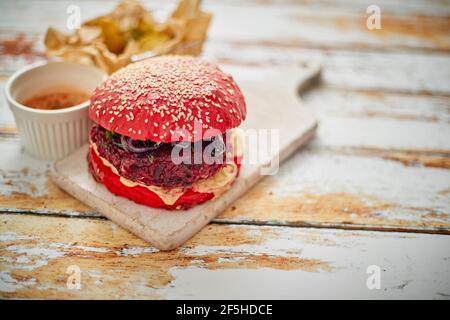 Hamburger végétarien sur planche à découper Banque D'Images