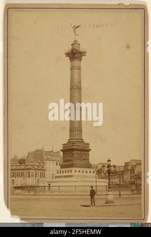 Colonne de Juillet, place de la Bastille. Inscription : support de verre imprimé : 'COMPAGNIE PHOTOGRAPHIQUE/DEBITTE & HERVE/170, RUE DE RIVOLI, PARIS' ; également, titre à l'encre, 'Columns - France/Paris' (au crayon), et tampon humide 'Star Dr. Josephine Walter,/July 15 1920' Banque D'Images