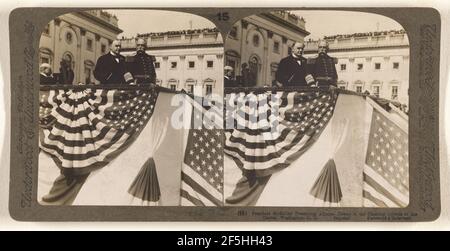 Le président McKinley présente l'amiral Dewey aux foules enthousiastes du Capitole, à Washington, D.C.. Underwood & Underwood (cuisine américaine, fondée en 1881, dissoute dans les années 1940) Banque D'Images