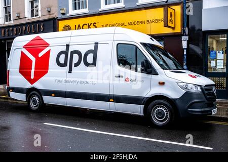 Londres UK, mars 26 2021, DPD Courier Delivery Van garée sur la route sans personne Banque D'Images