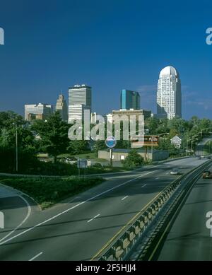 2003 CIRCUIT D'AFFAIRES HISTORIQUE DE L'INTERSTATE 40, HORIZON DU CENTRE-VILLE DE WINSTON SALEM CAROLINE DU NORD ÉTATS-UNIS Banque D'Images