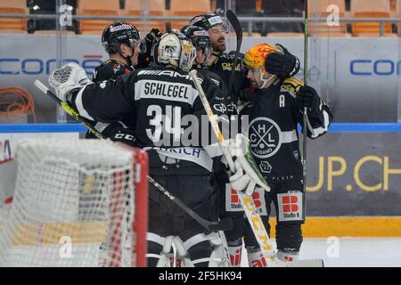 26.03.2021, Porza, Corner Arena, Ligue nationale: HC Lugano - HC Ambri-Piotta, Lugano Célébrez la victoire (Suisse/Croatie) Banque D'Images