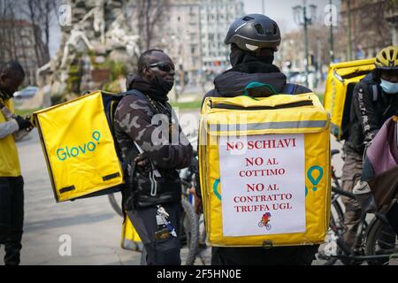 Les passagers de livraison de nourriture de vélo protestent contre les conditions de travail. Turin, Italie - Mars 2021 Banque D'Images